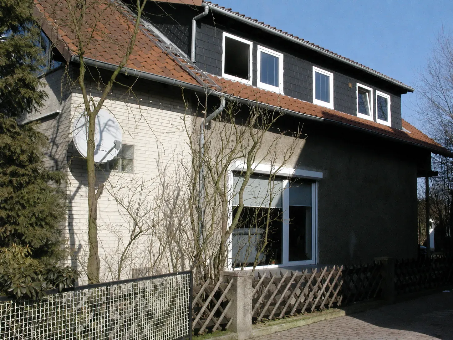 Ganzheitliche Hausmodernisierung: Neues Dach, strahlende Fassade und moderner Balkon