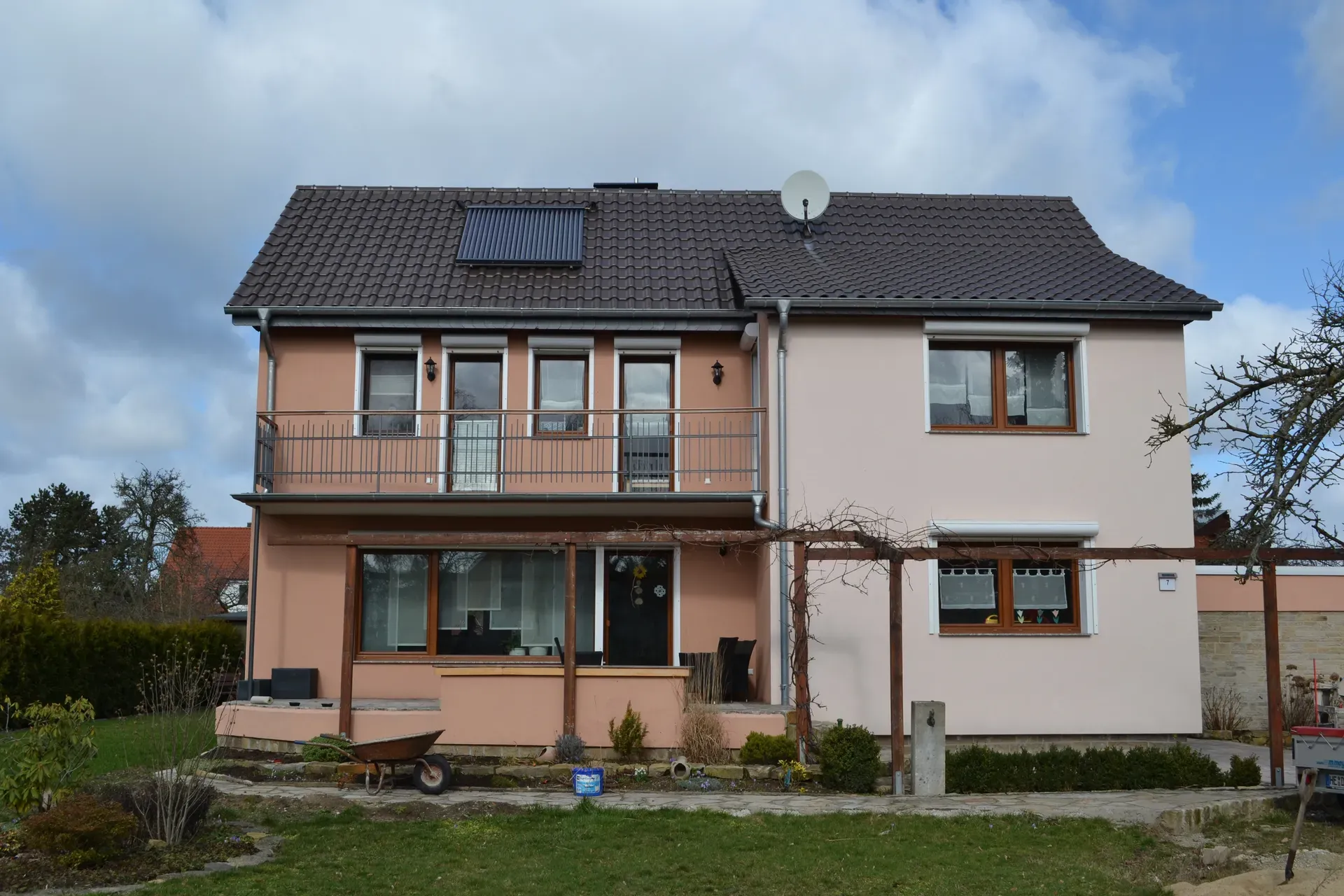 Ganzheitliche Dachsanierung mit Integration einer Solaranlage