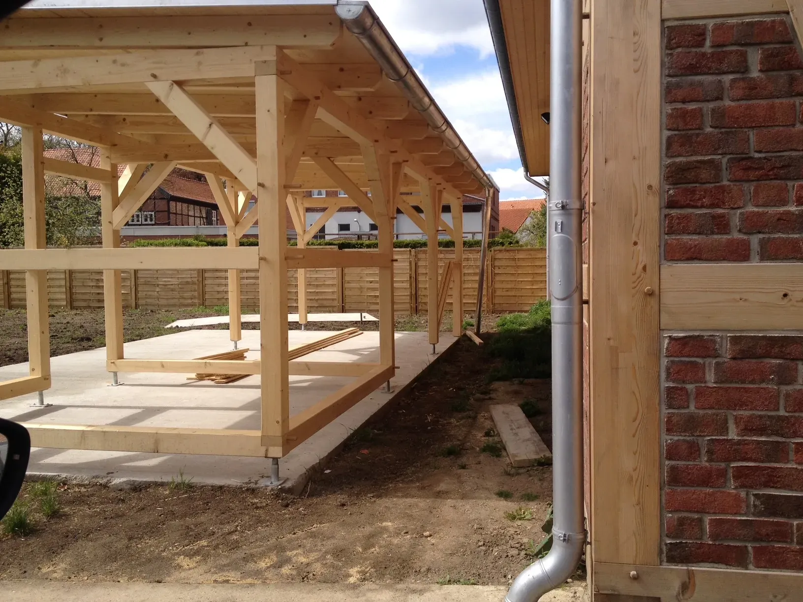 Maßgefertigter Holzbau: Hochwertiger Carport mit integriertem Abstellraum