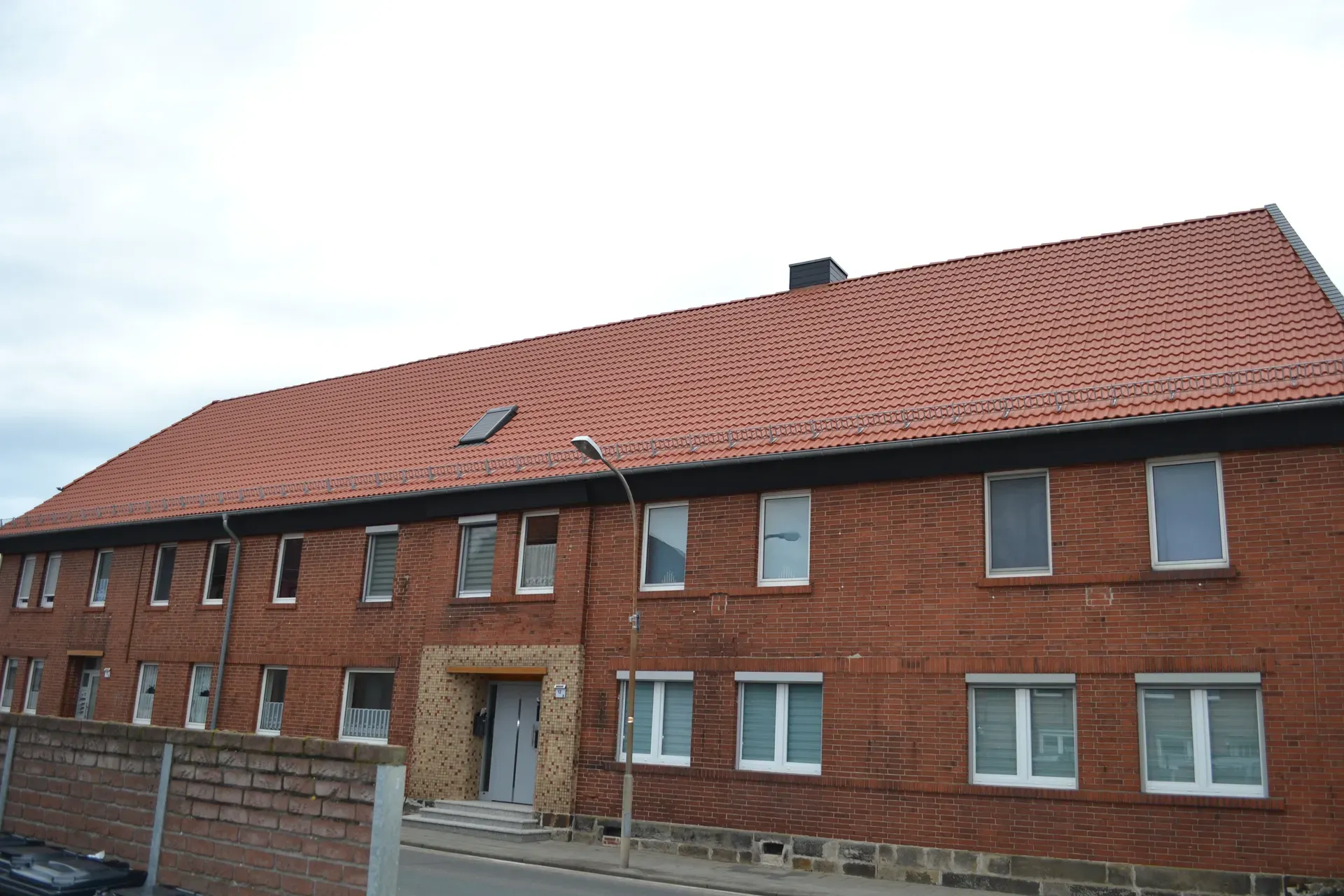 Großflächige Dachsanierung an einem Backstein-Mehrfamilienhaus