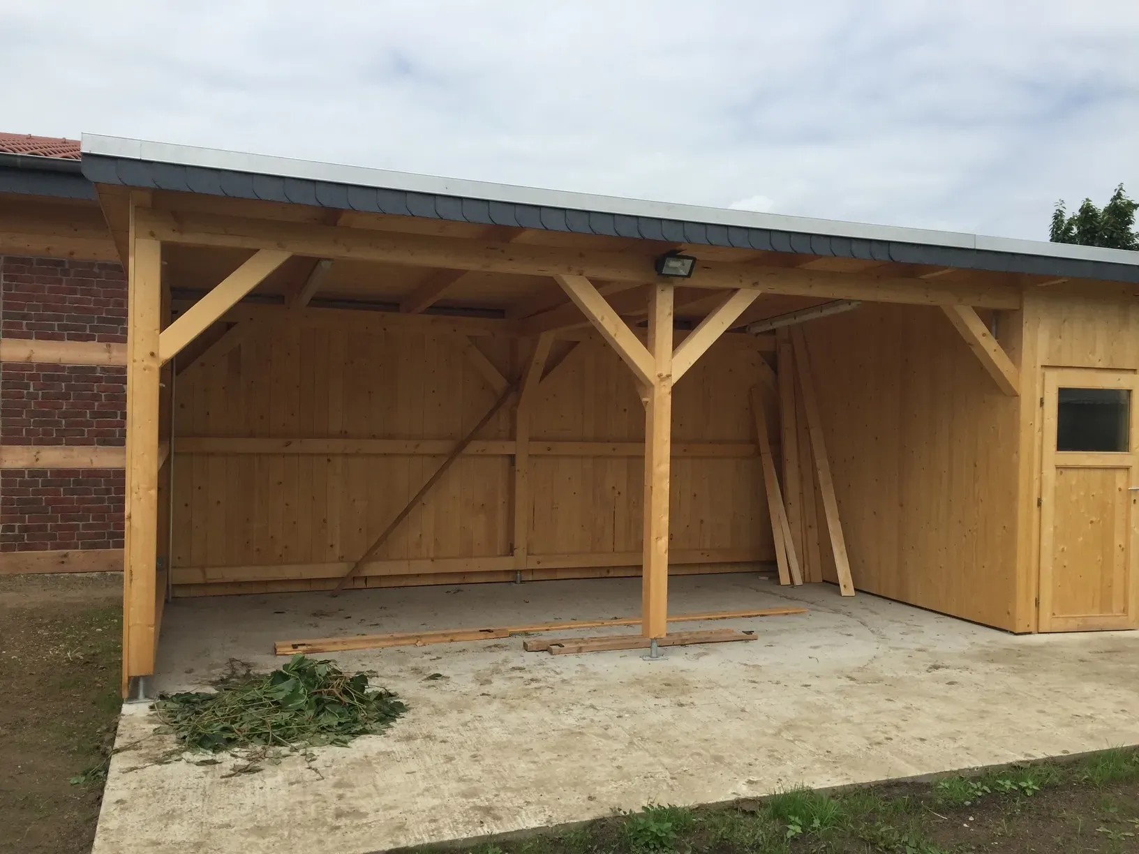 Maßgefertigter Carport mit integriertem Geräteschuppen