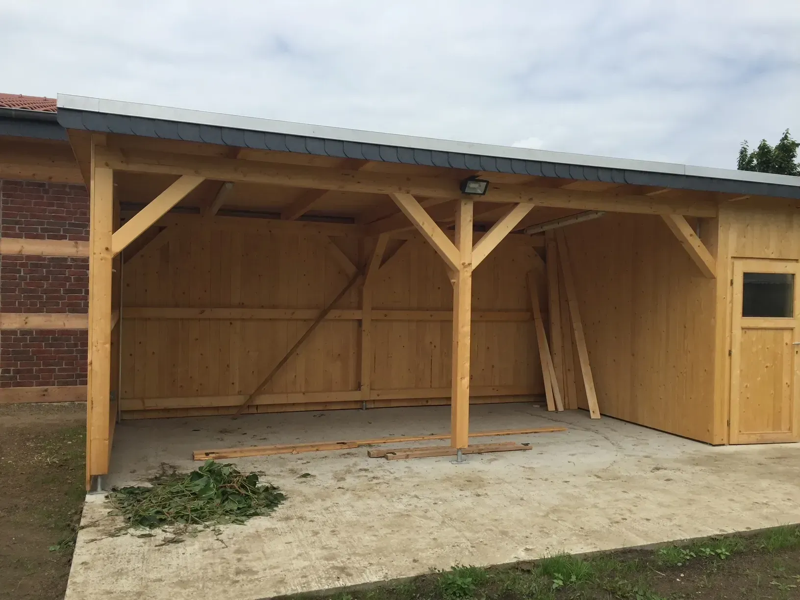 Maßgefertigter Carport mit integriertem Geräteschuppen